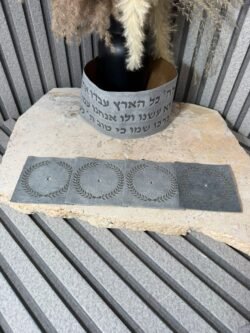 עטרה לטלית שעליה כתוב "מזמור לתודה" בצבע אפור.